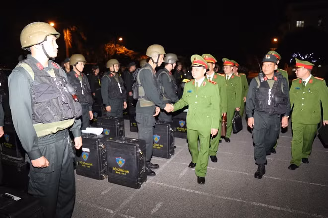 Trung Tướng Phạm Quốc Cương Kiểm tra tác phong, vũ khí trang bị, động viên cán bộ chiến sỹ tham gia ứng trực, sẵn sàng ra quân làm nhiệm vụ.