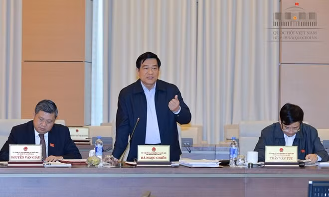 Chủ tịch Hội đồng dân tộc Hà Ngọc Chiến thảo luận tại phiên họp