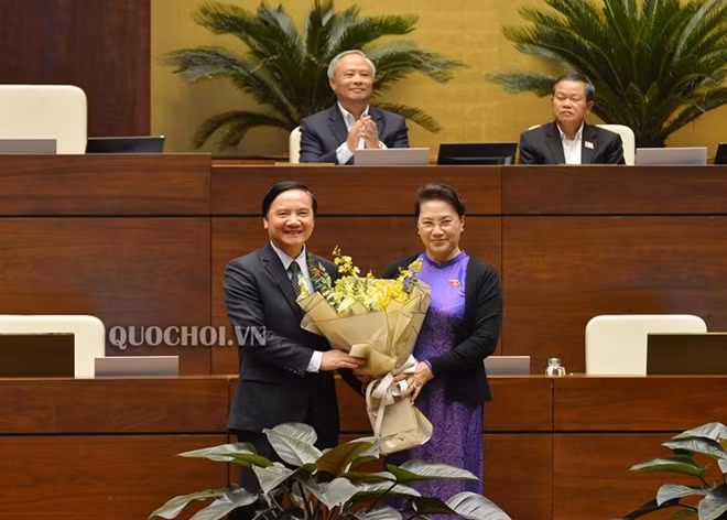 Chủ tịch Quốc hội Nguyễn Thị Kim Ngân thay mặt Ủy ban Thường vụ Quốc hội tặng hoa Nguyên Chủ nhiệm Ủy ban Pháp luật Nguyễn Khắc Định.