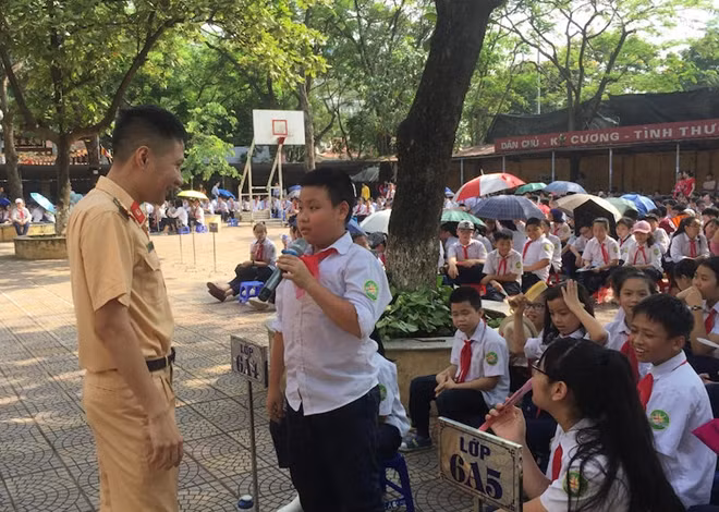 Cán bộ Phòng CSGT Công an TP. Hà Nội giao lưu với các em học sinh tại buổi tuyên truyền
