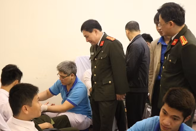 Đại tá Nguyễn Văn Quyền, Phó Giám đốc Học viện Chính trị CAND; Trung tá Nguyễn Thanh Tuấn, Uỷ viên Thường vụ Trung ương Đoàn, Bí thư Đoàn Thanh niên Bộ Công an trò chuyện thân mật với các học viên tham gia hiến máu.