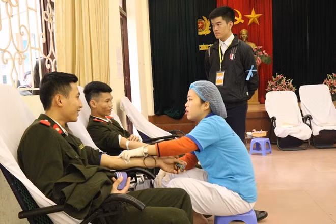 Và tình nguyện tham gia hiến máu