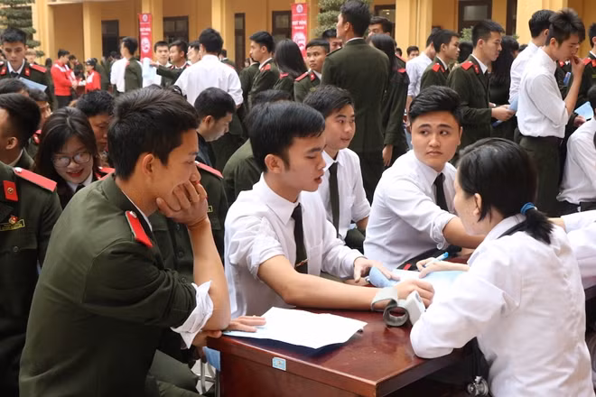 Cán bộ, học viên Học viện Chính trị CAND háo hức đăng ký thủ tục