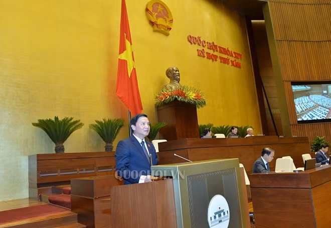 Chủ nhiệm Uỷ ban Pháp luật Nguyễn Khắc Định trình bày báo cáo giải trình về dự án Luật Tố cáo (sửa đổi)