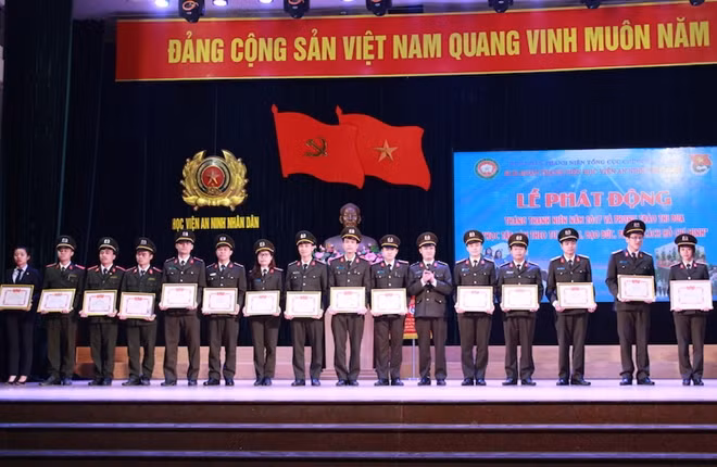 Thượng uý Nguyễn Quang Mạnh, Phó Bí thư Thường trực Đoàn Thanh niên Tổng cục Chính trị CAND tặng Giấy khen cho các tập thể, cá nhân
