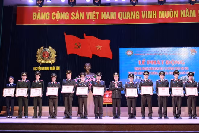 Và tặng Bằng khen cho các cá nhân có thành tích xuất sắc