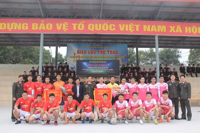 Hai đội nhận Cờ và chụp ảnh lưu niệm
