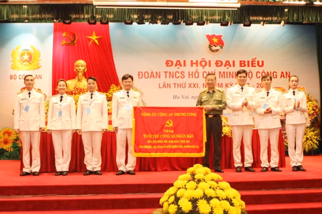 Bộ trưởng Tô Lâm trao Bức trướng tặng Tuổi trẻ CAND