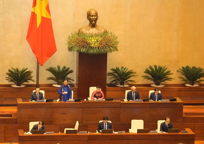 Phó Chủ tịch Thường trực Quốc hội Tòng Thị Phóng điều hành chương trình kỳ họp