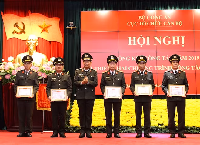 Thiếu tướng Lê Tấn Tới đã tặng danh hiệu “Đơn vị Quyết thắng” cho 5 tập thể.