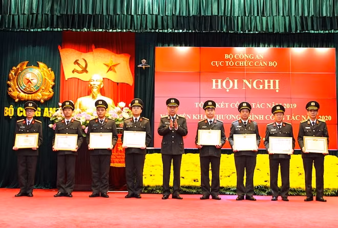 Trao danh hiệu “Chiến sỹ thi đua toàn lực lượng CAND” cho Thiếu tướng Hoàng Đức Lừng, Phó Cục trưởng và Đại tá Nguyễn Văn Phương, Phó Cục trưởng; tặng Bằng khen của Bộ Công an cho 6 cá nhân có thành tích xuất sắc.