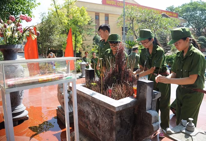 Các chiến sỹ nhí thắp hương, bày tỏ lòng thành kính với Bác