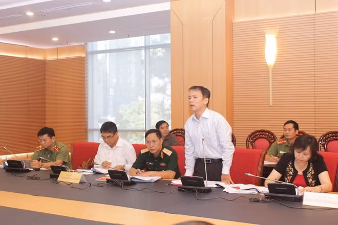 Đại biểu thảo luận tại phiên họp
