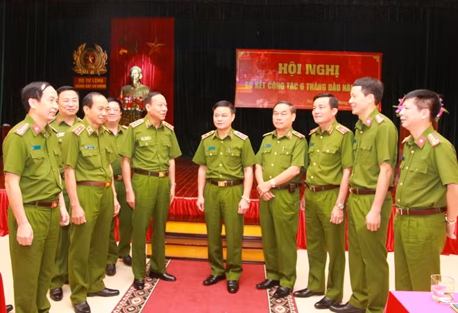 Thứ trưởng Lê Quý Vương trao đổi với các đại biểu bên lề hội nghị