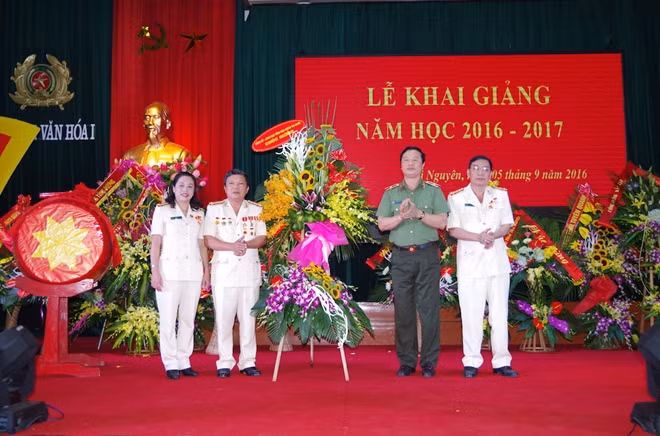Thiếu tướng, GS.TS Bùi Minh Giám tặng hoa chúc mừng Ban Giám hiệu Trường Văn hoá I – Bộ Công an