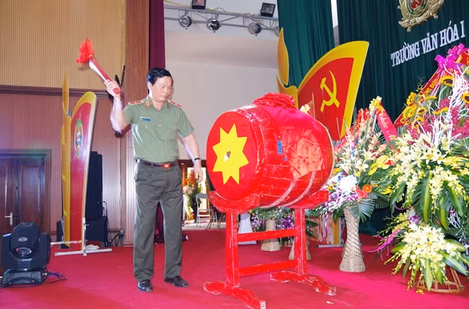 Thiếu tướng, GS.TS Bùi Minh Giám đánh trống khai giảng tại Trường Văn hoá I - Bộ Công an