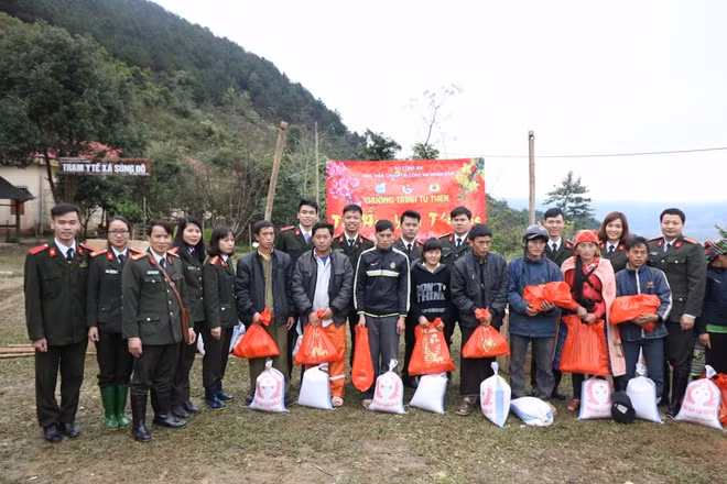 Đoàn tặng quà Tết cho bà con nhân dân