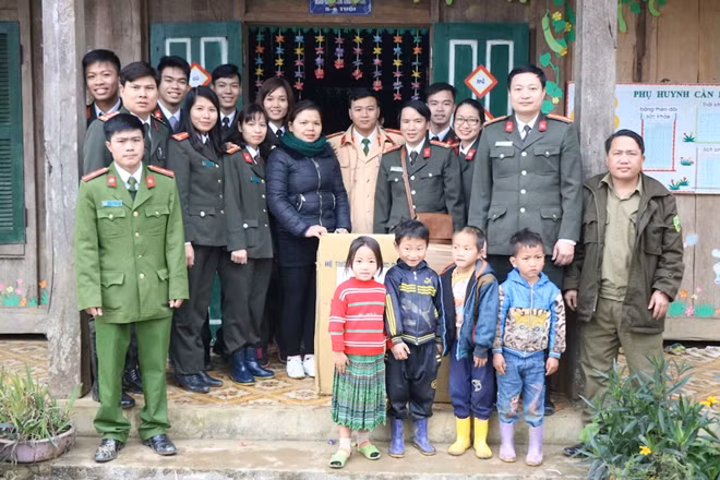 Tặng máy lọc nước cùng nhiều phần quà cho Trường mầm non xã Sùng Đô