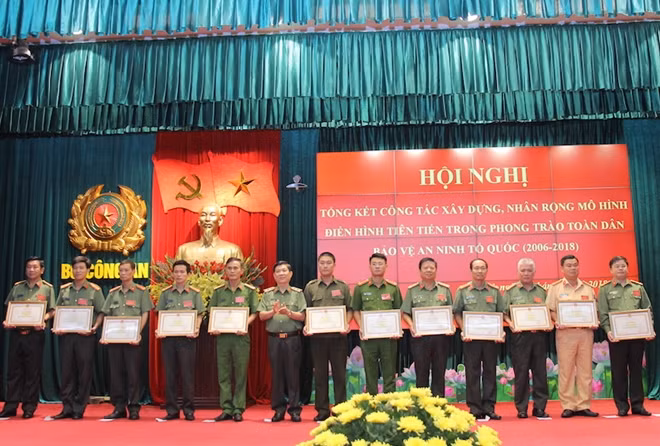 Thứ trưởng Nguyễn Văn Sơn trao Bằng khen tặng các tập thể có thành tích xuất sắc trong công tác xây dựng, nhân rộng mô hình điển hình tiên tiến