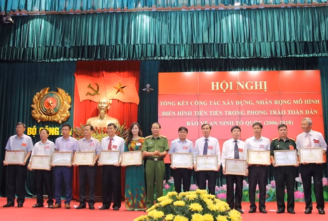 Thứ trưởng Lê Quý Vương trao Bằng khen tặng các tập thể có thành tích xuất sắc trong công tác xây dựng, nhân rộng mô hình điển hình tiên tiến