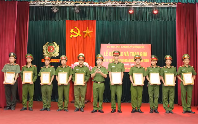 Thiếu tướng Nguyễn Văn Bảng, Phó Tư lệnh Bộ Tư lệnh CSCĐ trao giải Nhì các nội dung thi cho các cá nhân