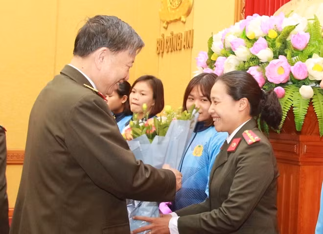 Bộ trưởng Tô Lâm tặng hoa chúc mừng các vận động viên xuất sắc, tiêu biểu