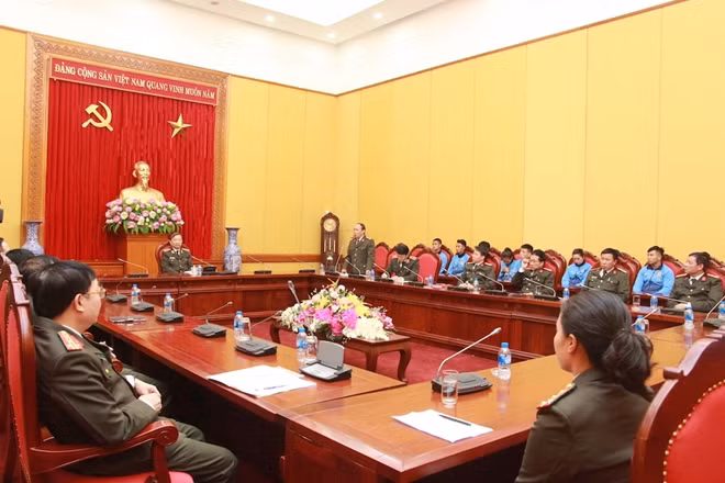 Đại tá Phan Vũ Minh báo cáo kết quả tổ chức Đoàn vận động viên CAND tham dự Đại hội Thể thao toàn quốc