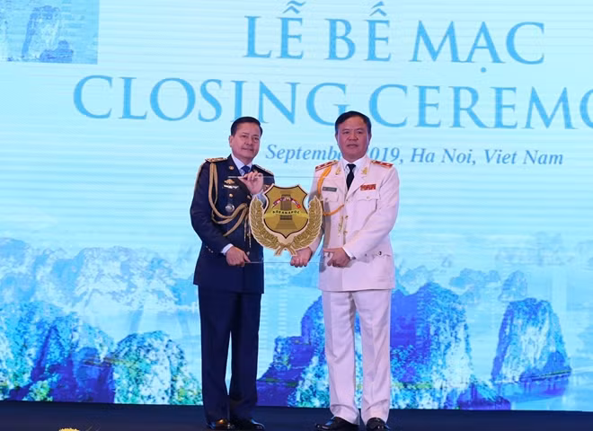 Trung tướng Trần Văn Vệ trao biểu trưng ASEANAPOL cho Thống tướng Neth Savoeun, Tổng cục trưởng Tổng cục Công an Quốc gia Campuchia, Trưởng đoàn Campuchia