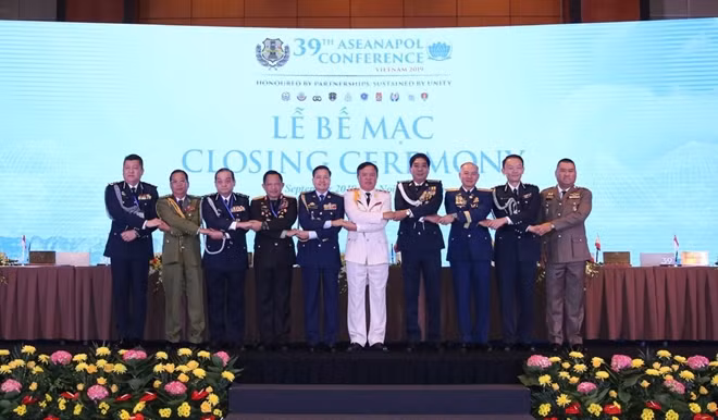 Trưởng đoàn 10 nước thành viên ASEANAPOL chụp ảnh lưu niệm theo kiểu truyền thống ASEAN