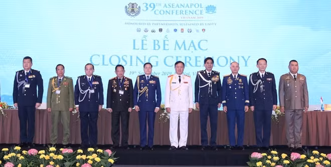 Trưởng đoàn 10 nước thành viên ASEANAPOL chụp ảnh lưu niệm tại hội nghị