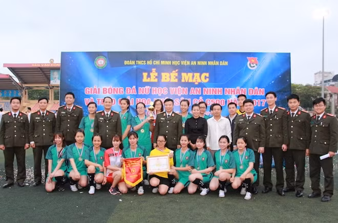 Thiếu tướng, GS.TS Lê Minh Hùng trao Cup vô địch cho đội tuyển Chuyên khoa 5