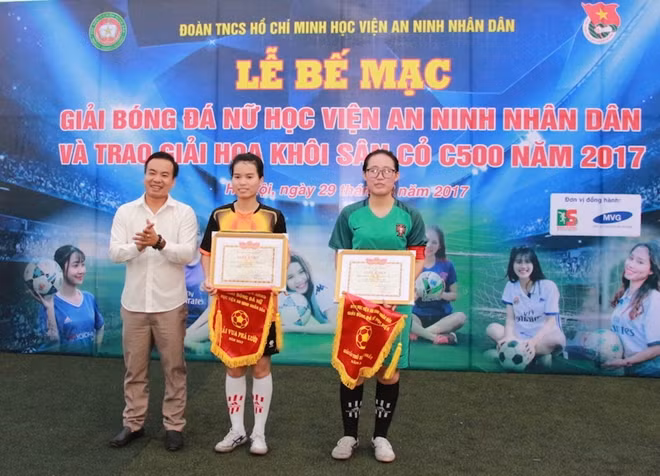 Hai nữ cầu thủ đoạt giải "Vua phá lưới" và "Cầu thủ xuất sắc nhất"