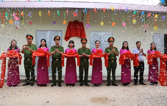 Trung tướng Phạm Quốc Cương, Tư lệnh CSCĐ cùng các đại biểu cắt băng khánh thành các phòng học mầm non