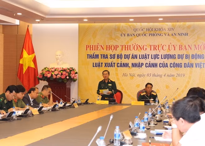 Phó Chủ tịch Quốc hội Đỗ Bá Tỵ phát biểu chỉ đạo tại phiên họp.