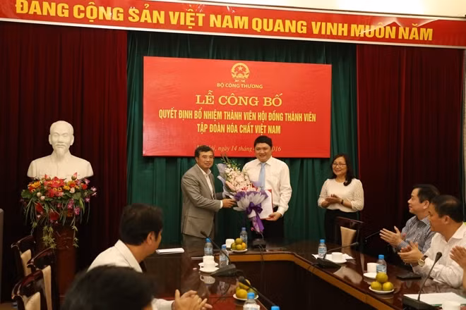 Ông Vũ Đình Duy được Thứ trưởng Bộ Công Thương Hoàng Quốc Vượng trao quyết định thành viên Hội đồng Thành viên Vinachem tháng 4/2016