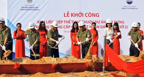 Thứ trưởng Bùi Văn Thành và lãnh đạo các đơn vị liên quan thực hiện nghi thức khởi công công trình.