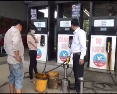 Lực lượng chức năng tiến hành kiểm tra.