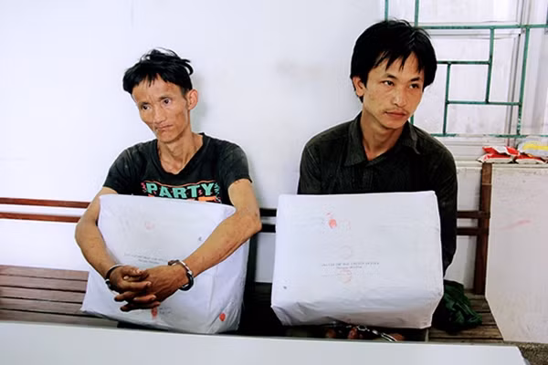 Hai đối tượng và tang vật 40 bánh heroin.