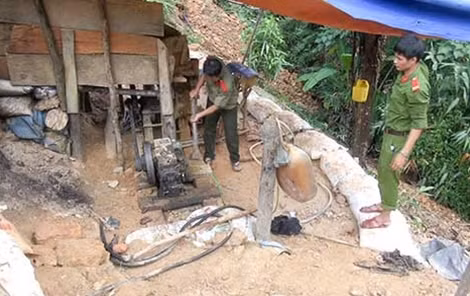 Lực lượng chức năng phá hủy máy móc khai thác vàng trái phép.