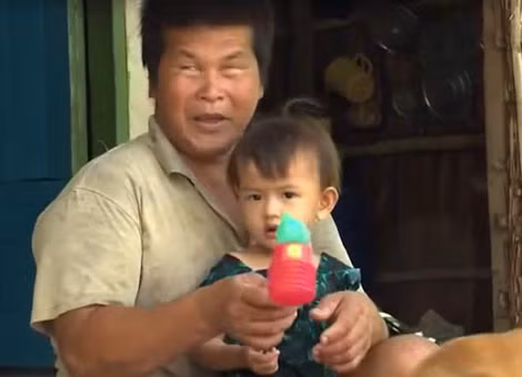 Giờ lão không cô đơn nữa, vì có tiếng cười con trẻ.