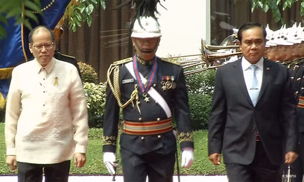 Tổng thống Philippines và Thủ tướng Thái Lan trong lễ đón chính thức hôm 28/8. (ảnh: CNN).