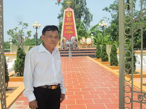 Ông Đình bên cổng nghĩa trang liệt sĩ xã Hòa Bình.