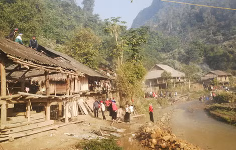 Người dân bản Mè đang dỡ nhà để phục vụ tích nước thủy điện Huội Quảng. Người dân bản Mè đang dỡ nhà để phục vụ tích nước thủy điện Huội Quảng.