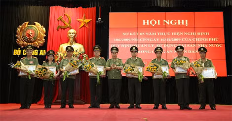 Trung tướng Bùi Văn Thành trao Bằng khen của Bộ Công an tặng các tập thể, cá nhân có thành tích xuất sắc.