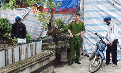 Nguyễn Hải Dương và Vũ Văn Tiến đang diễn tả lại hành vi lúc gọi em Vĩ ra mở cổng.