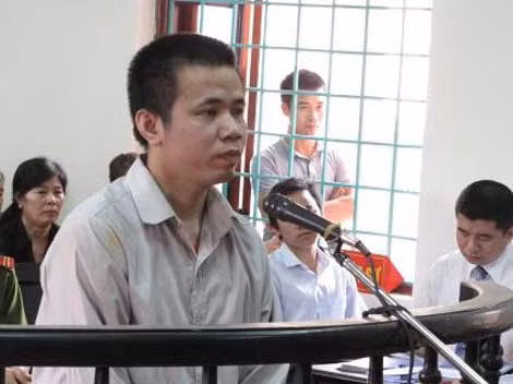 Xét xử một đối tượng trong một vụ bạo hành gia đình.