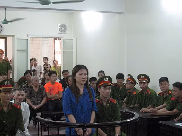 Đối tượng Cao Thị Bắc (đứng) trong một phiên xử.