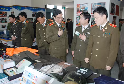 Các đại biểu dự hội nghị tham quan gian trưng bày thiết bị, công cụ hỗ trợ hiện đại. Ảnh: V.A. Các đại biểu dự hội nghị tham quan gian trưng bày thiết bị, công cụ hỗ trợ hiện đại. Ảnh: V.A.