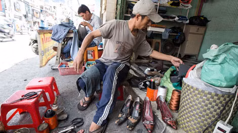 Cường độ lao động của phật tử có pháp danh Thiện Tâm dày đặc cả ngày: 8h – 19h sửa giày dép, đêm nhận báo và giao báo giúp chủ nhà lúc 3h sáng.