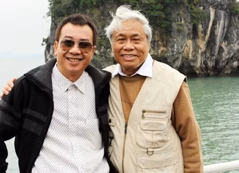 Nhà thơ Trương Nam Hương (trái) và nhà thơ Vũ Quần Phương tại Hạ Long (nơi tổ chức đêm thơ quốc tế) trong Liên hoan thơ Châu Á - Thái Bình Dương 2015. Nhà thơ Trương Nam Hương (trái) và nhà thơ Vũ Quần Phương tại Hạ Long (nơi tổ chức đêm thơ quốc tế) trong Liên hoan thơ Châu Á - Thái Bình Dương 2015.